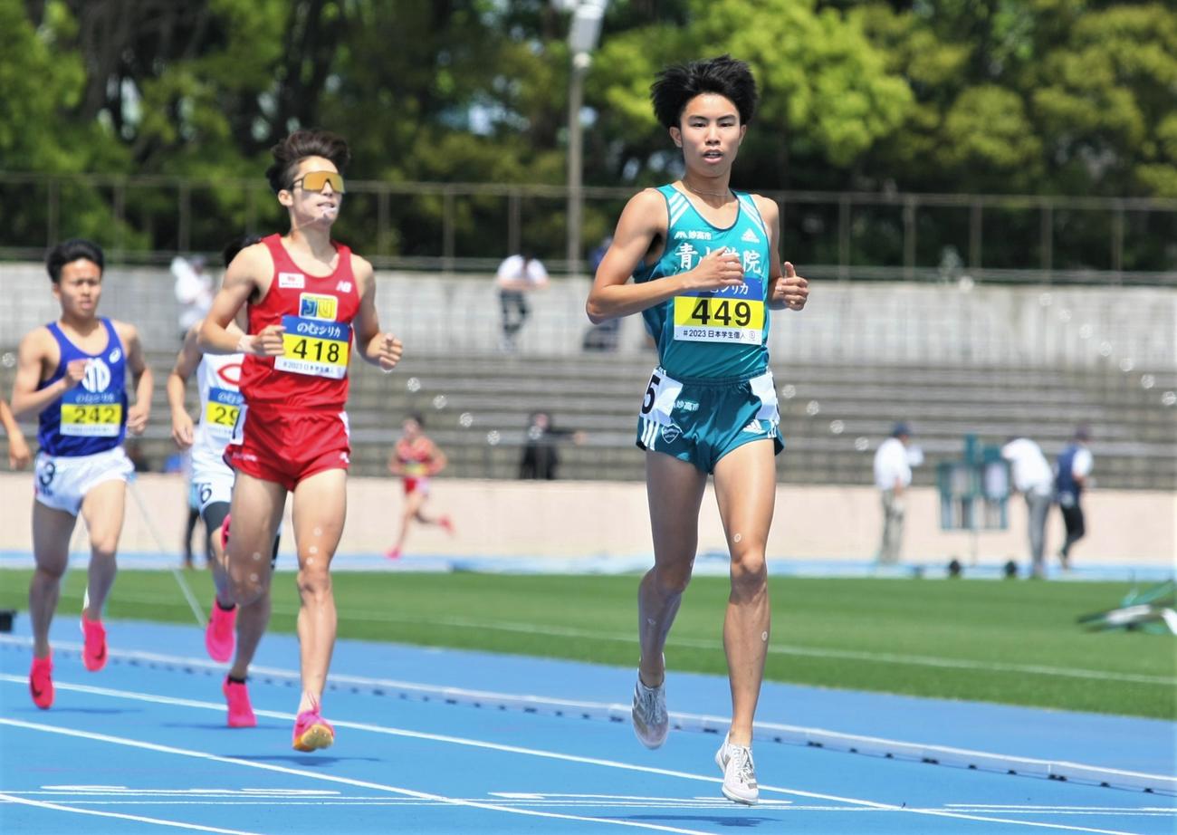 陸上の日本学生個人選手権男子1500メートル予選で1着でゴールした青学大・宇田川（撮影・藤塚大輔）