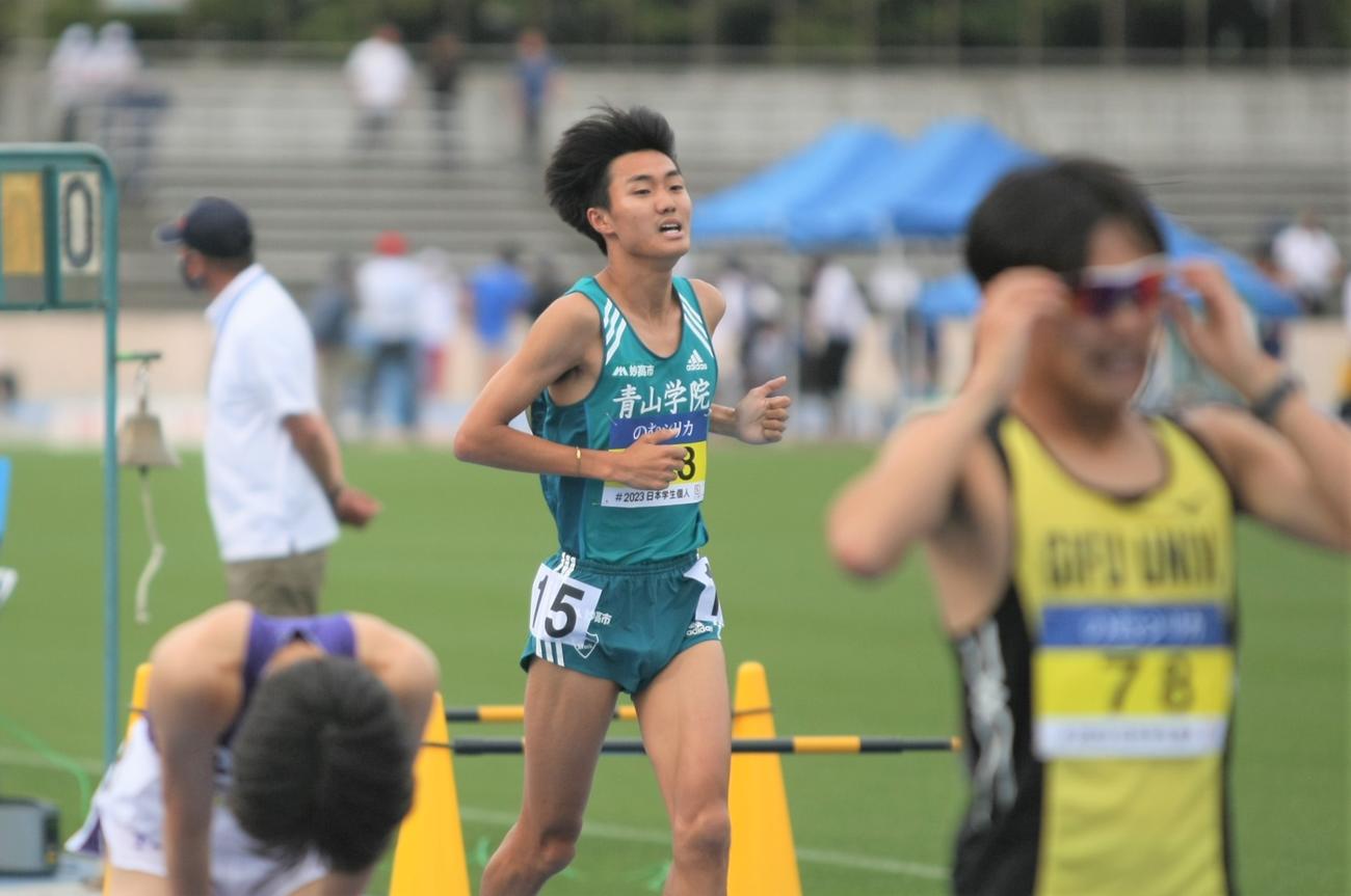 陸上の日本学生個人選手権男子1500メートル決勝で14着でゴールした山内（撮影・藤塚大輔）