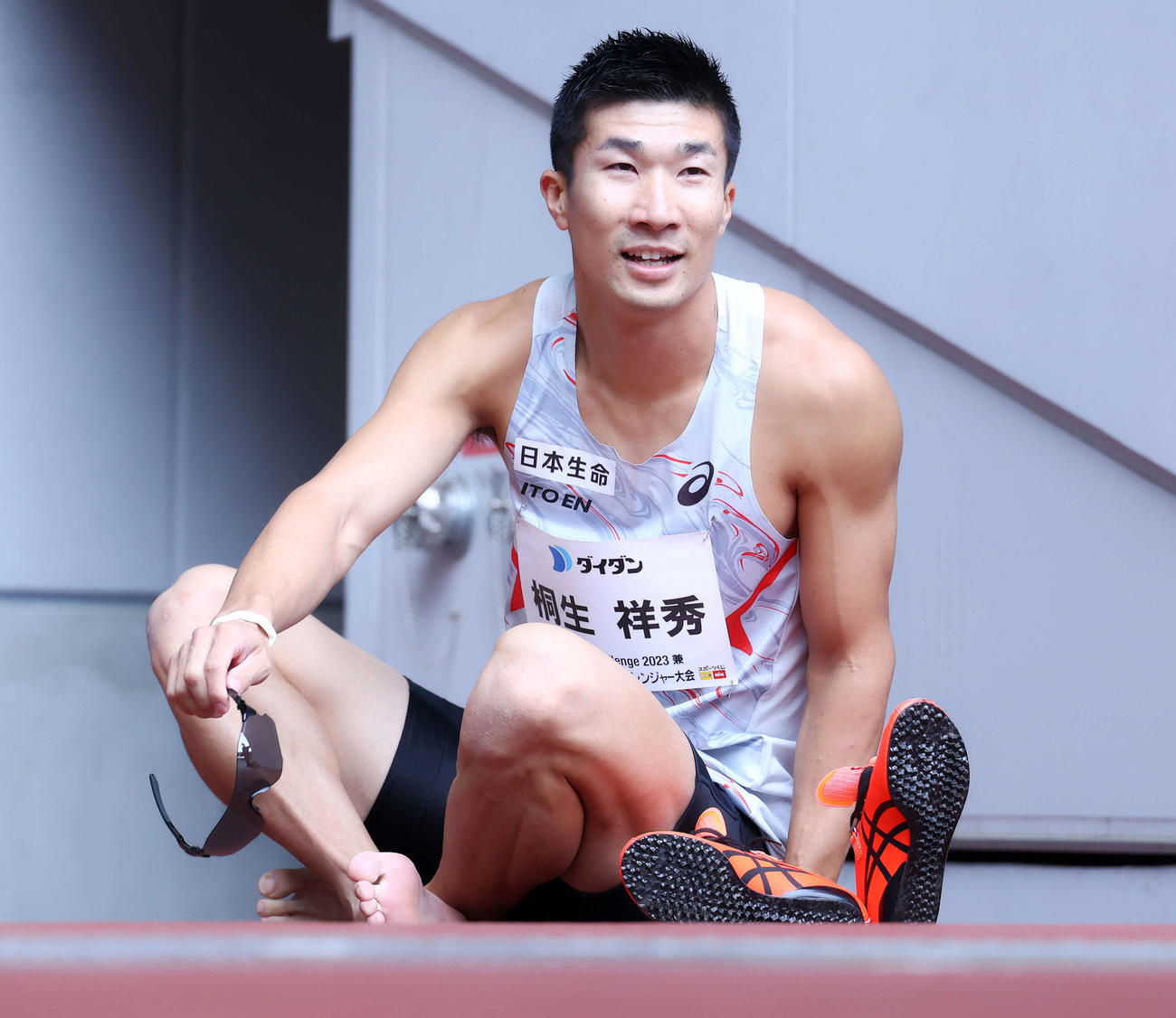 男子200メートル予選　予選を終え笑顔を見せる桐生（撮影・河田真司）