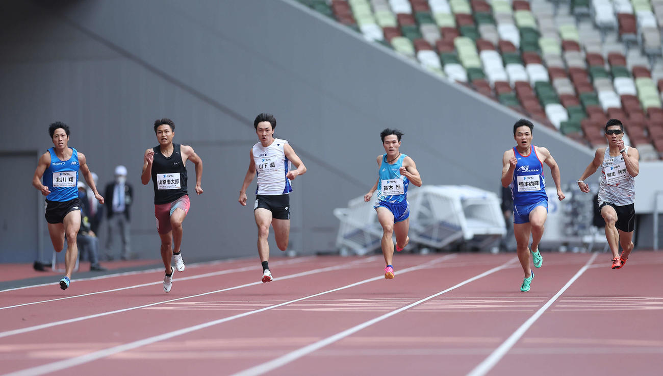 男子200メートル予選　力走する桐生（右）（撮影・河田真司）