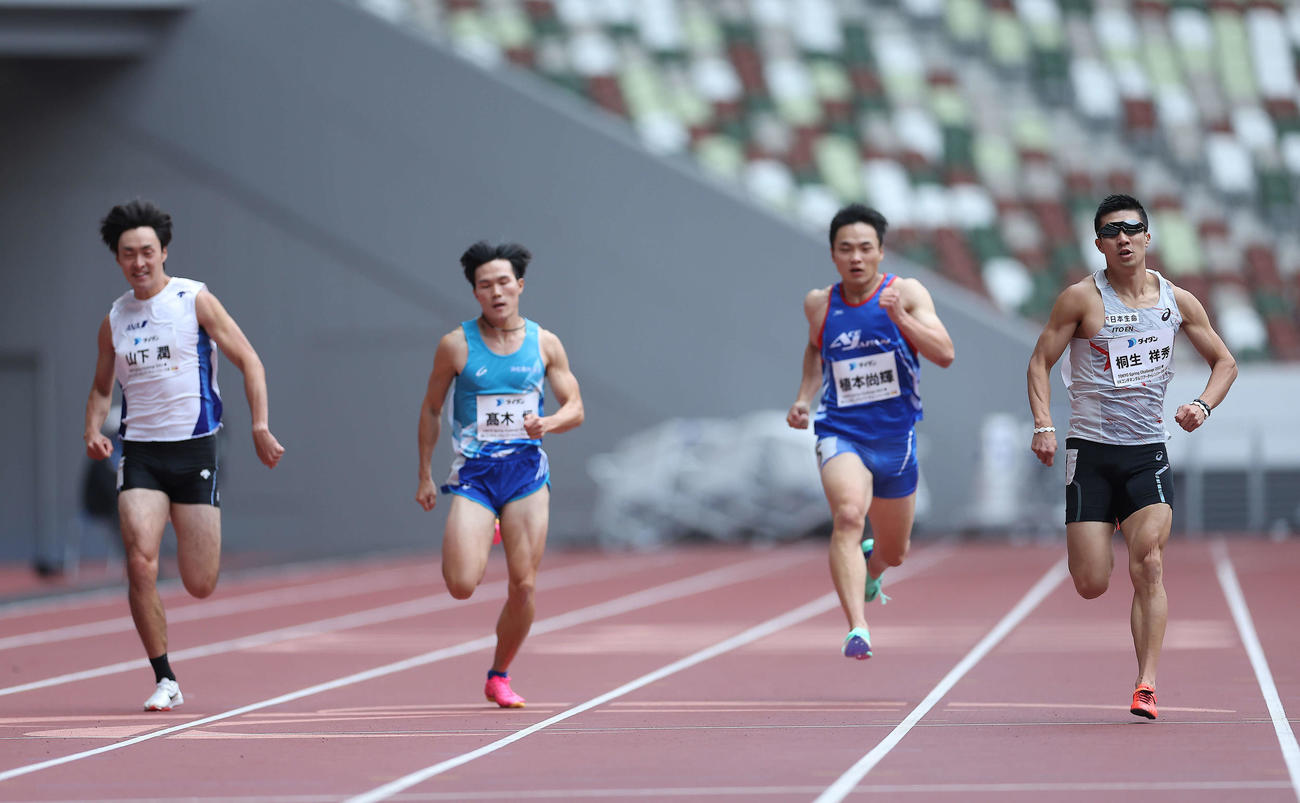 男子200メートル予選　力走する桐生（右）（撮影・河田真司）