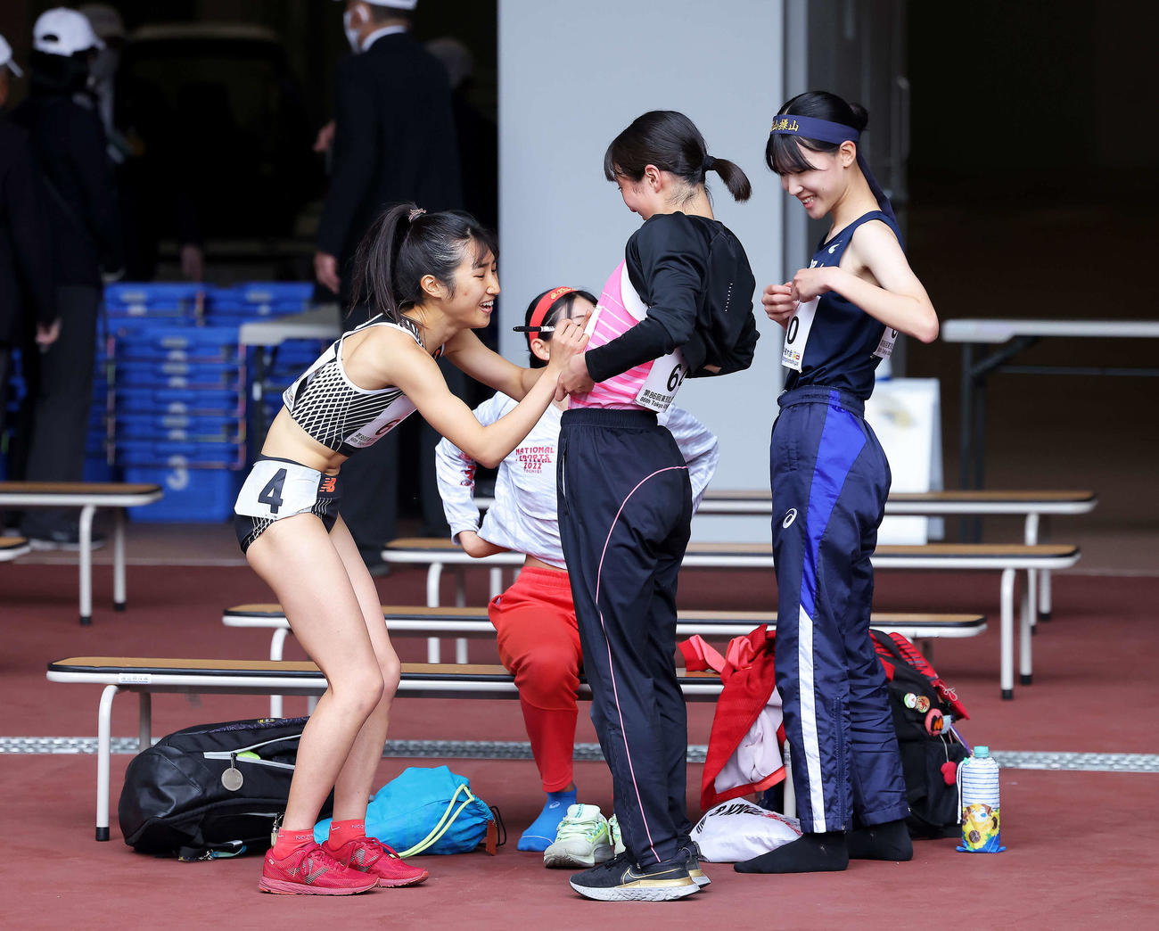 女子1マイル決勝後、同レースに出場した選手にサインを書く田中（左）（撮影・河田真司）