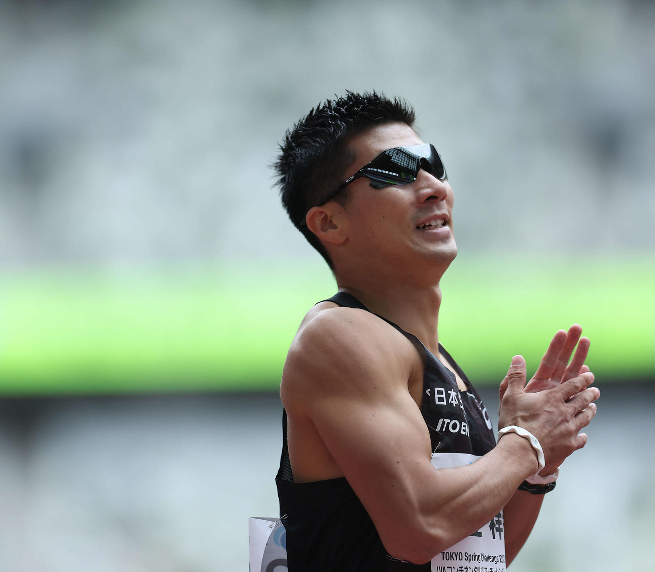 男子200メートル決勝　1着でゴールし、手をたたく桐生（撮影・河田真司）