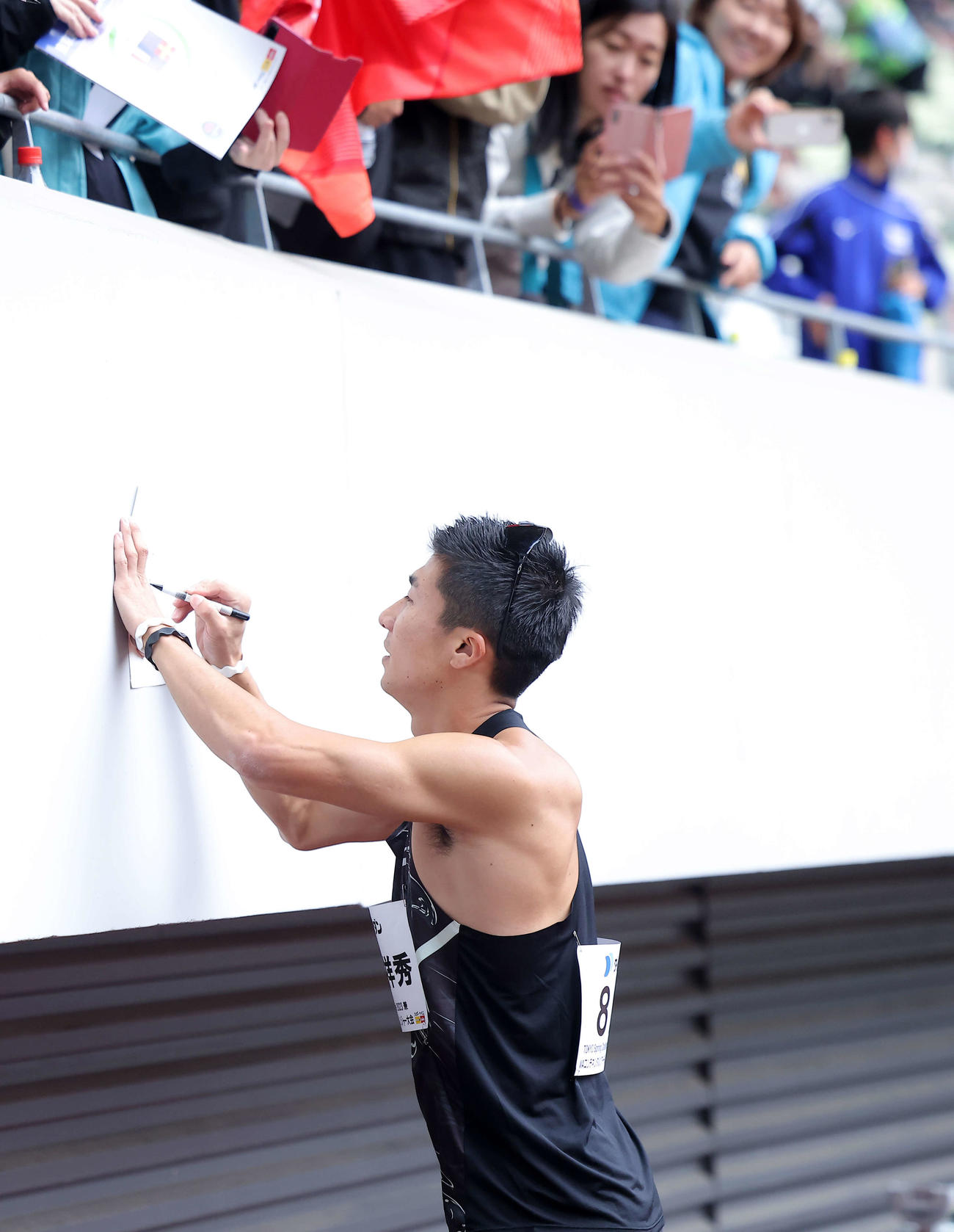 男子200メートル決勝　レース後、ファンサービスに応じる桐生（撮影・河田真司）
