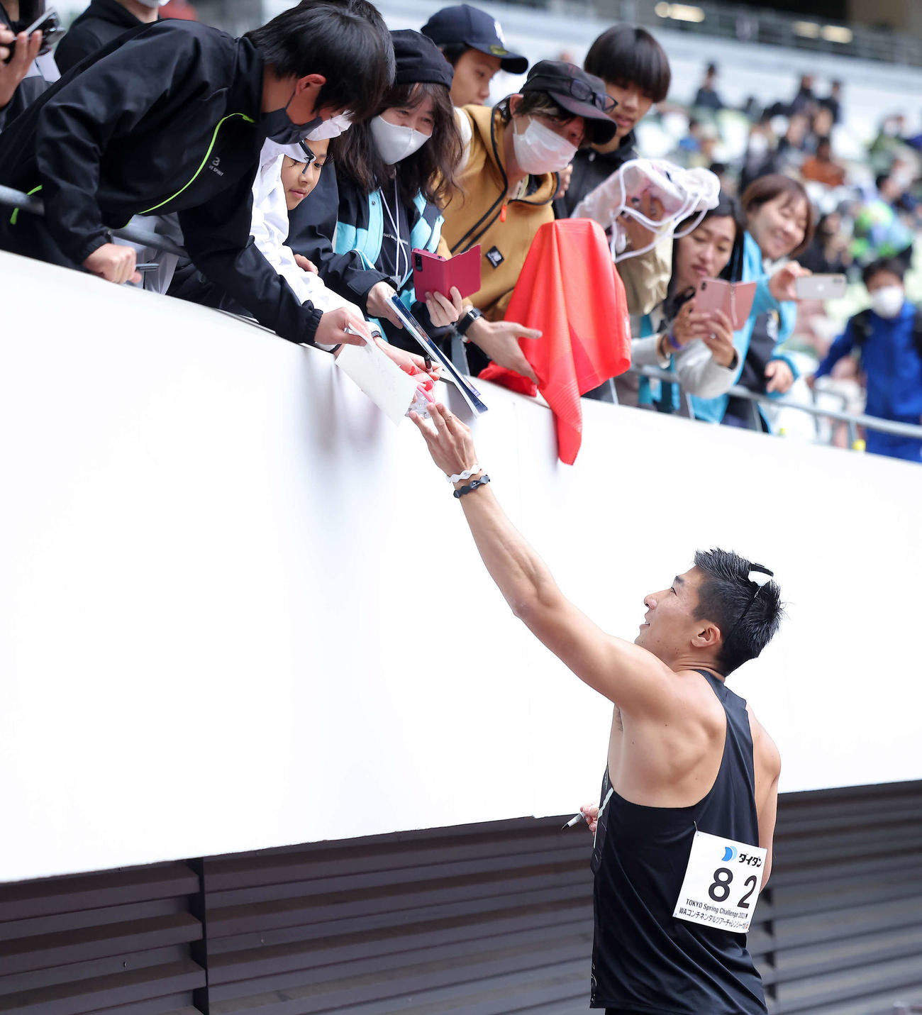 男子200メートル決勝　レース後、ファンサービスに応じる桐生（撮影・河田真司）