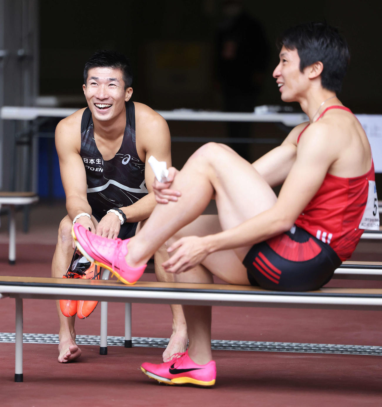 男子200メートル決勝　レース後、笑顔を見せる桐生（左）（撮影・河田真司）