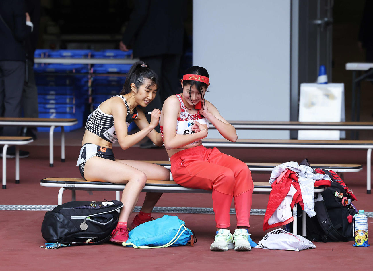 女子1マイル決勝後　同レースに出場した松本（右）にサインを書く田中（撮影・河田真司）