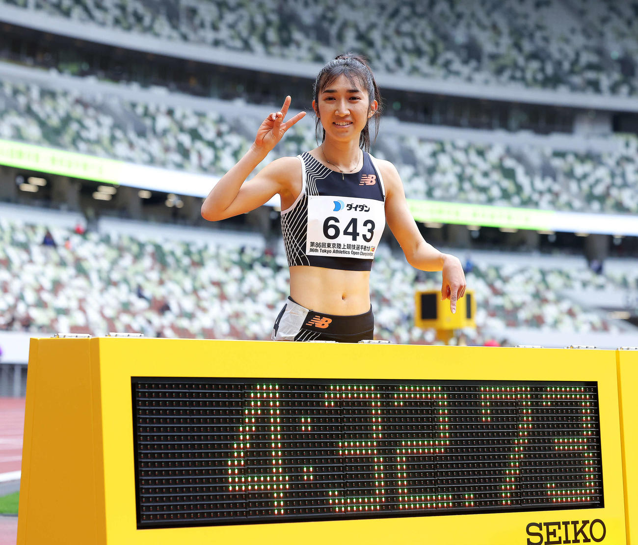 女子1マイル決勝　4分32秒73で日本記録を更新し、笑顔で写真に納まる田中（撮影・河田真司）