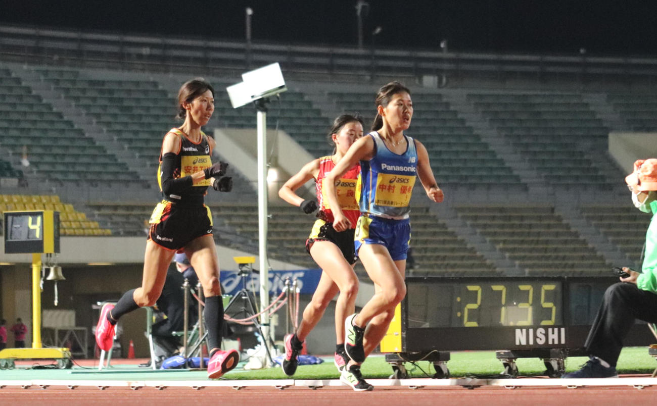 女子1万メートルで日本人トップの3位に入った兼友良夏（中央）（撮影・竹本穂乃加）