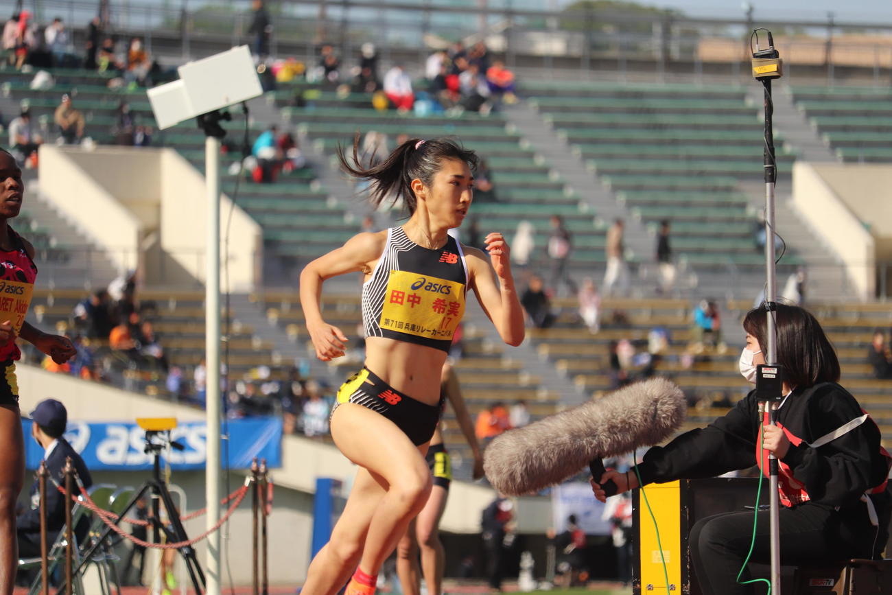 女子1500メートルで優勝した田中希実（撮影・竹本穂乃加）＝2023年4月23日、兵庫・神戸ユニバー記念競技場