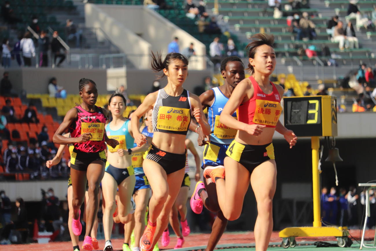 女子1500メートルで優勝した田中希実（中央）（撮影・竹本穂乃加）＝2023年4月23日、兵庫・神戸ユニバー記念競技場