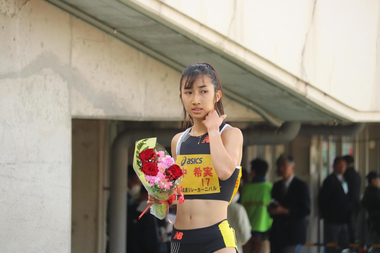 花束を手に持つ田中希実（撮影・竹本穂乃加）＝2023年4月23日、兵庫・神戸ユニバー記念競技場