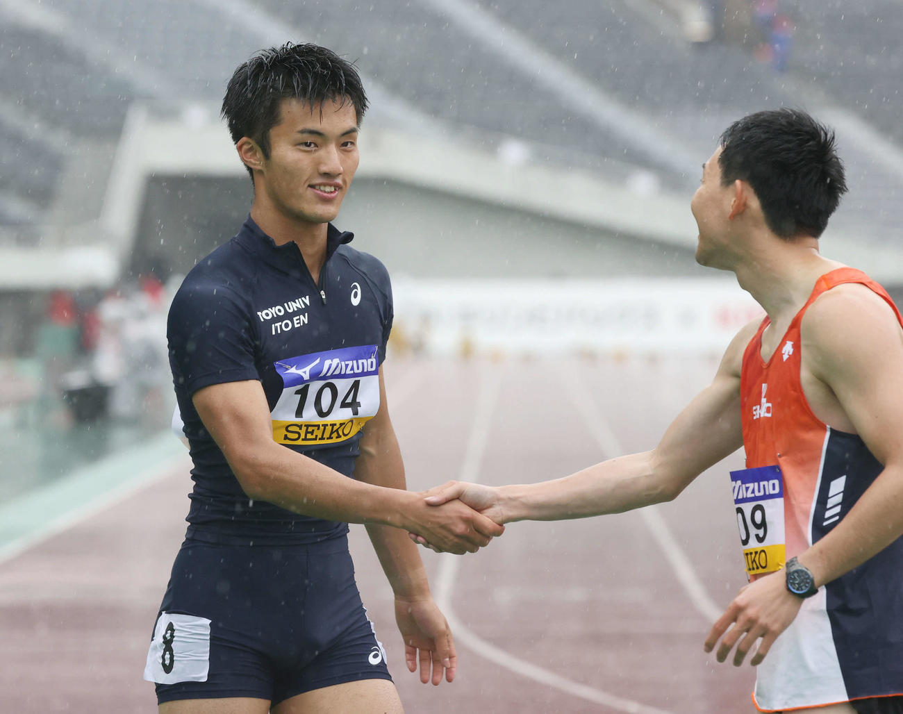 織田幹雄記念国際陸上競技大会　男子100メートル決勝　優勝した柳田大輝（左）（撮影・加藤孝規）