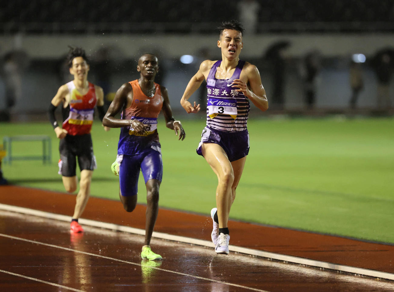織田幹雄記念国際陸上競技大会　男子5000メートル決勝　1位の佐藤圭汰（右）（撮影・加藤孝規）