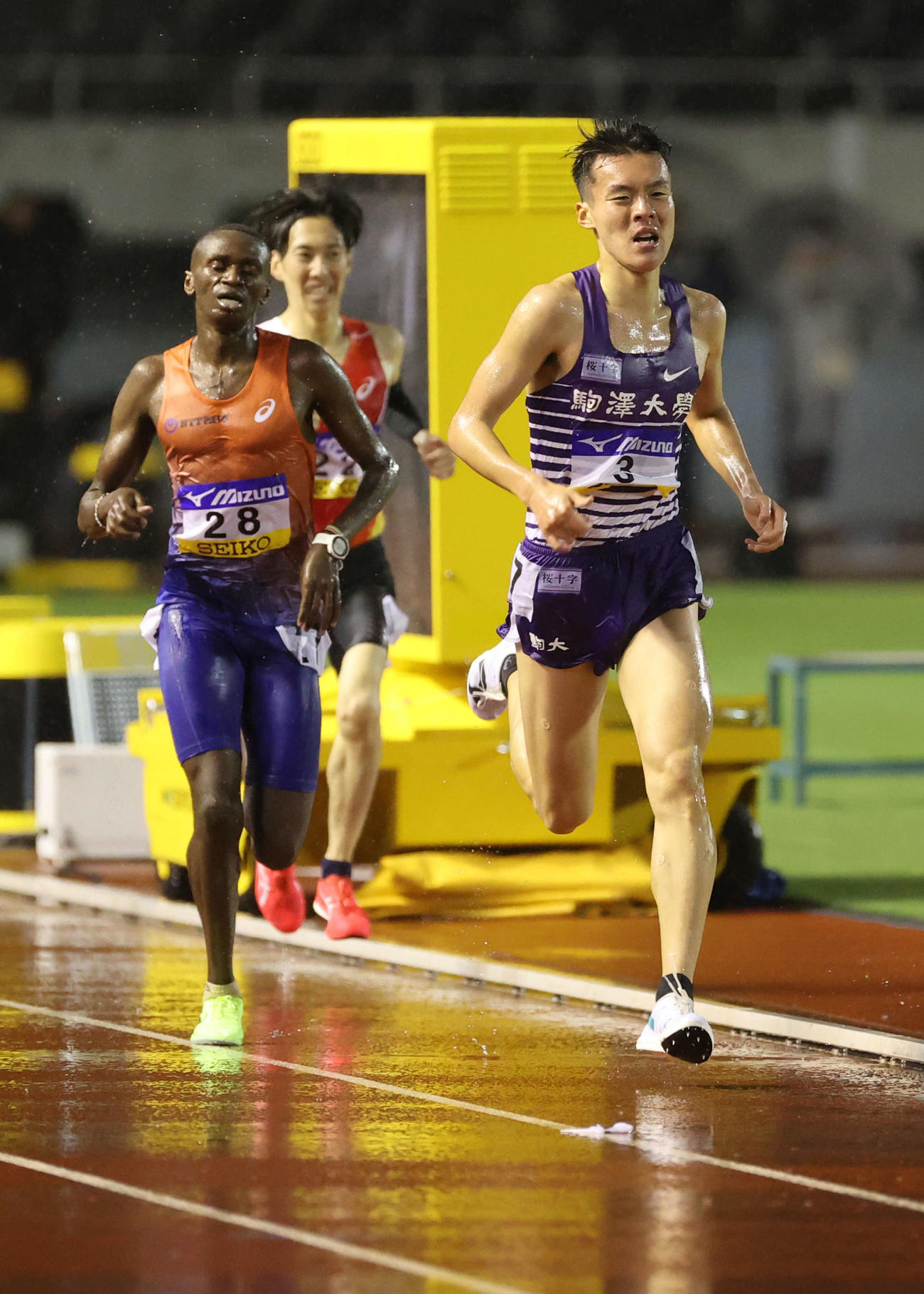 織田幹雄記念国際陸上競技大会　男子5000メートル決勝　1位の佐藤圭汰（右）（撮影・加藤孝規）