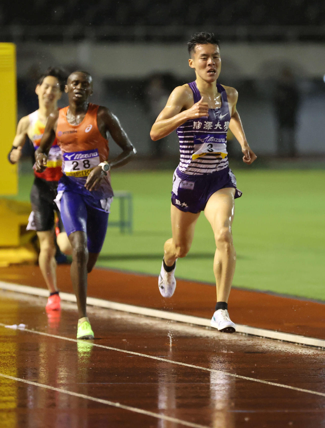織田幹雄記念国際陸上競技大会　男子5000メートル決勝　1位の佐藤圭汰（右）（撮影・加藤孝規）