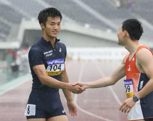 織田幹雄記念国際陸上競技大会 男子100メートル決勝 優勝した柳田大輝(左)(撮影・加藤孝規)