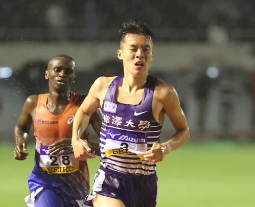 男子5000メートル決勝で力走する1位の佐藤圭汰(右)(撮影・加藤孝規)