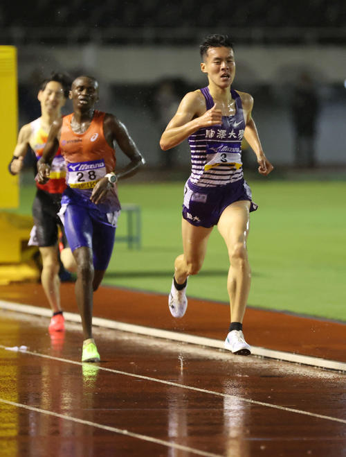 織田幹雄記念国際陸上競技大会 男子5000メートル決勝 1位の佐藤圭汰(右)(撮影・加藤孝規)