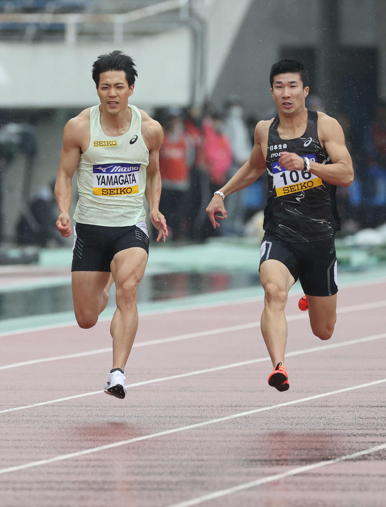織田幹雄記念国際陸上競技大会　男子100メートル予選1組　1組5位に終わった山県亮太（左）。右は桐生祥秀（撮影・加藤孝規）