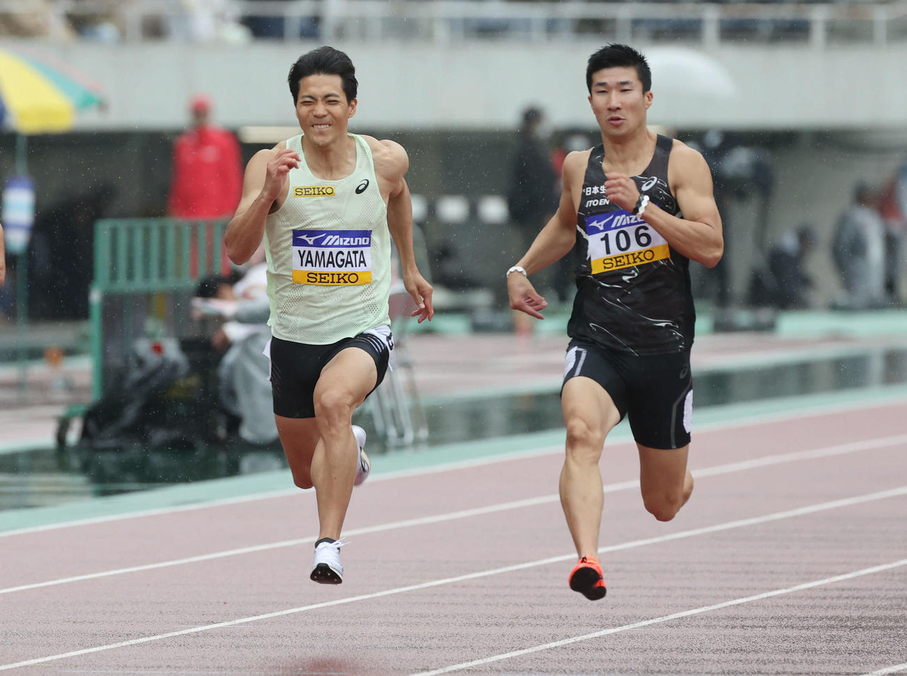 織田幹雄記念国際陸上競技大会　男子100メートル予選1組　1組5位に終わった山県亮太（左）。右は桐生祥秀（撮影・加藤孝規）