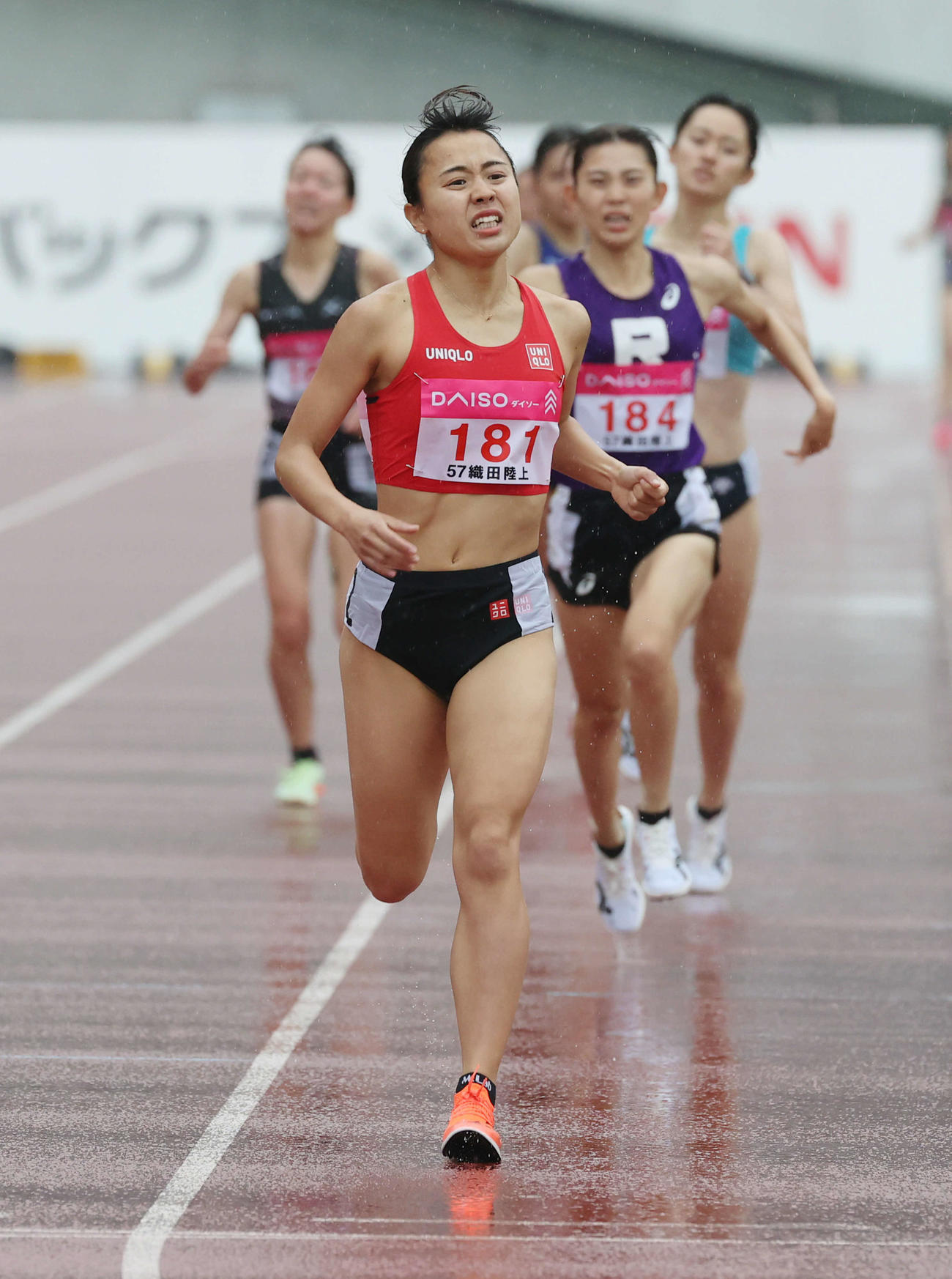 織田幹雄記念国際陸上競技大会　女子1500メートル　1位でゴールする後藤夢（撮影・加藤孝規）