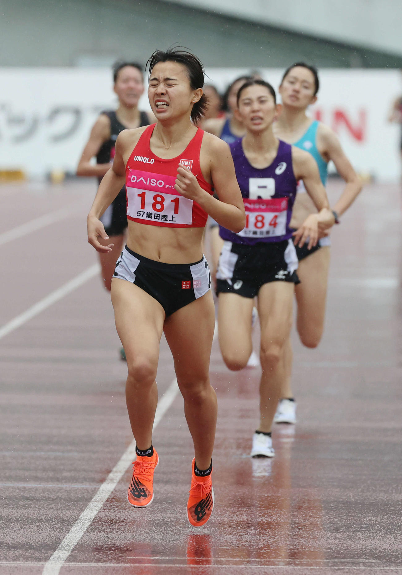 織田幹雄記念国際陸上競技大会　女子1500メートル　1位でゴールする後藤夢（撮影・加藤孝規）
