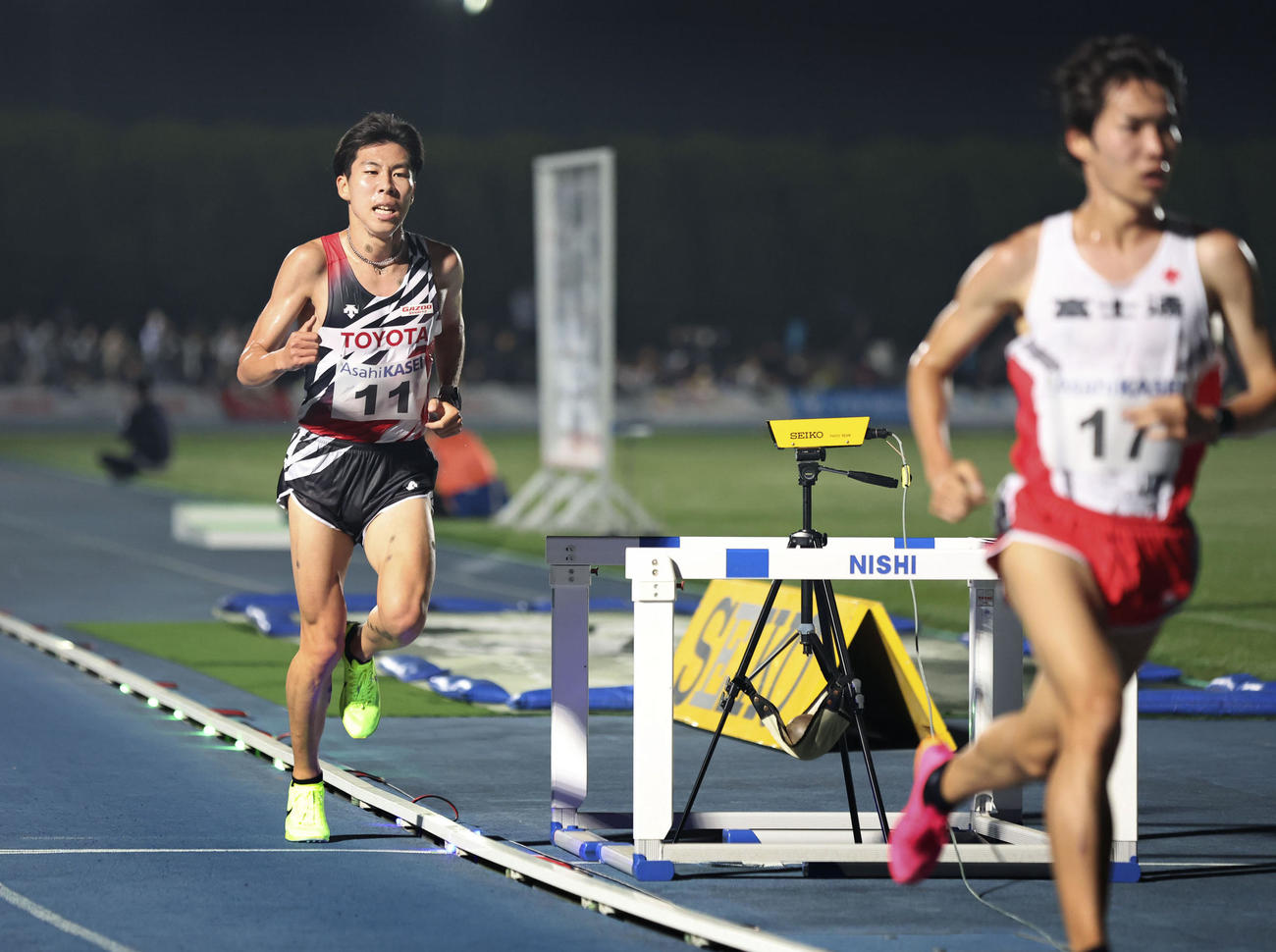 男子1万メートル　力走する田沢廉、右は塩尻和也（共同）