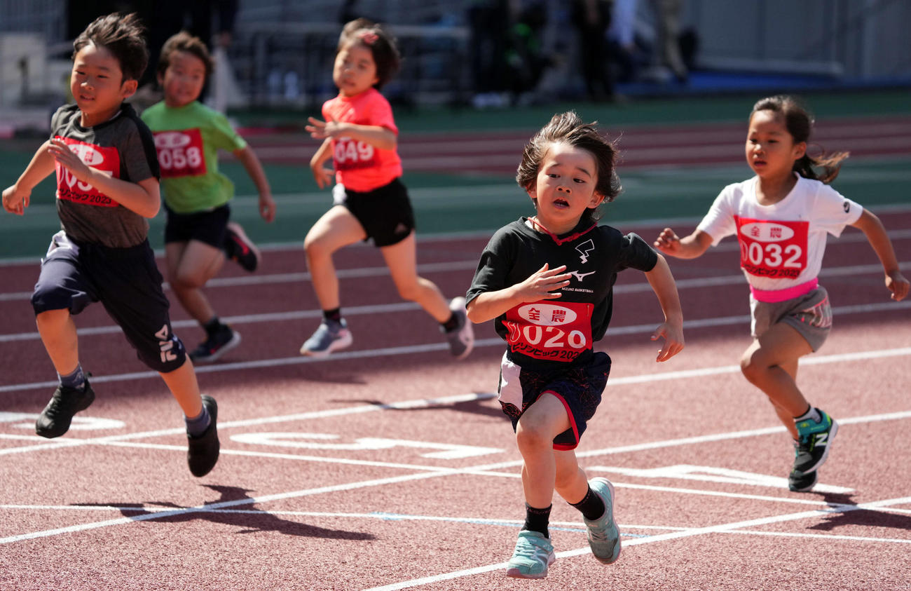 50メートル走を駆ける子供たち（撮影・横山健太）
