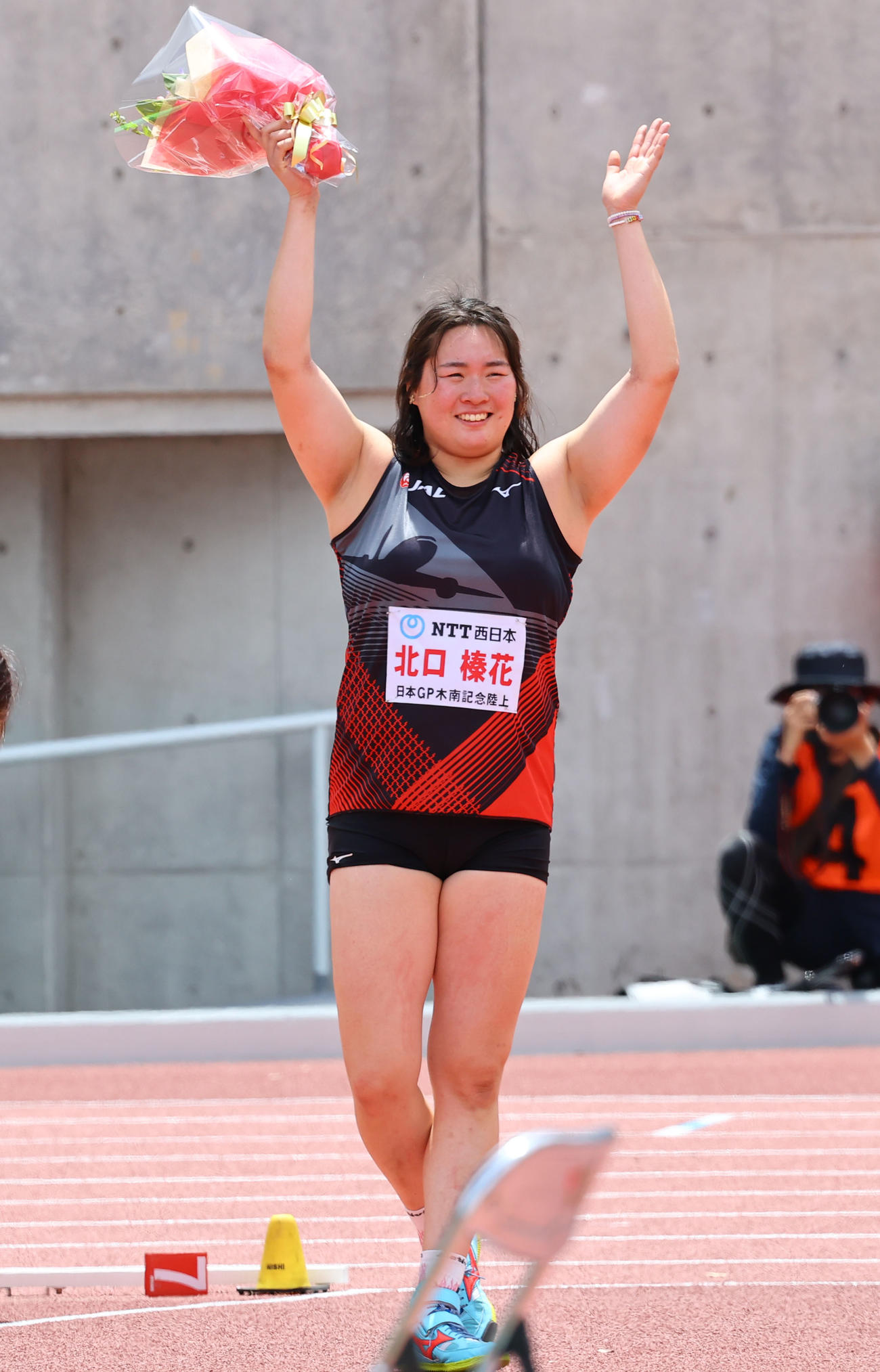 木南道孝記念陸上競技大会　女子やり投げで優勝し、花束を手に笑顔を見せる北口榛花（撮影・藤尾明華）
