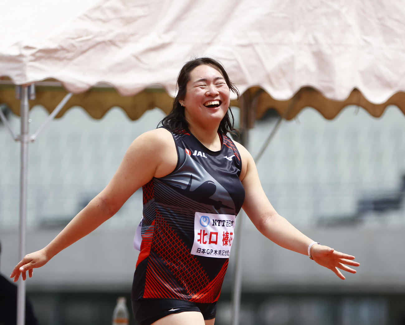 木南道孝記念陸上競技大会　2投目で64メートル43を投げ、笑顔を見せる女子やり投げの北口榛花（撮影・藤尾明華）