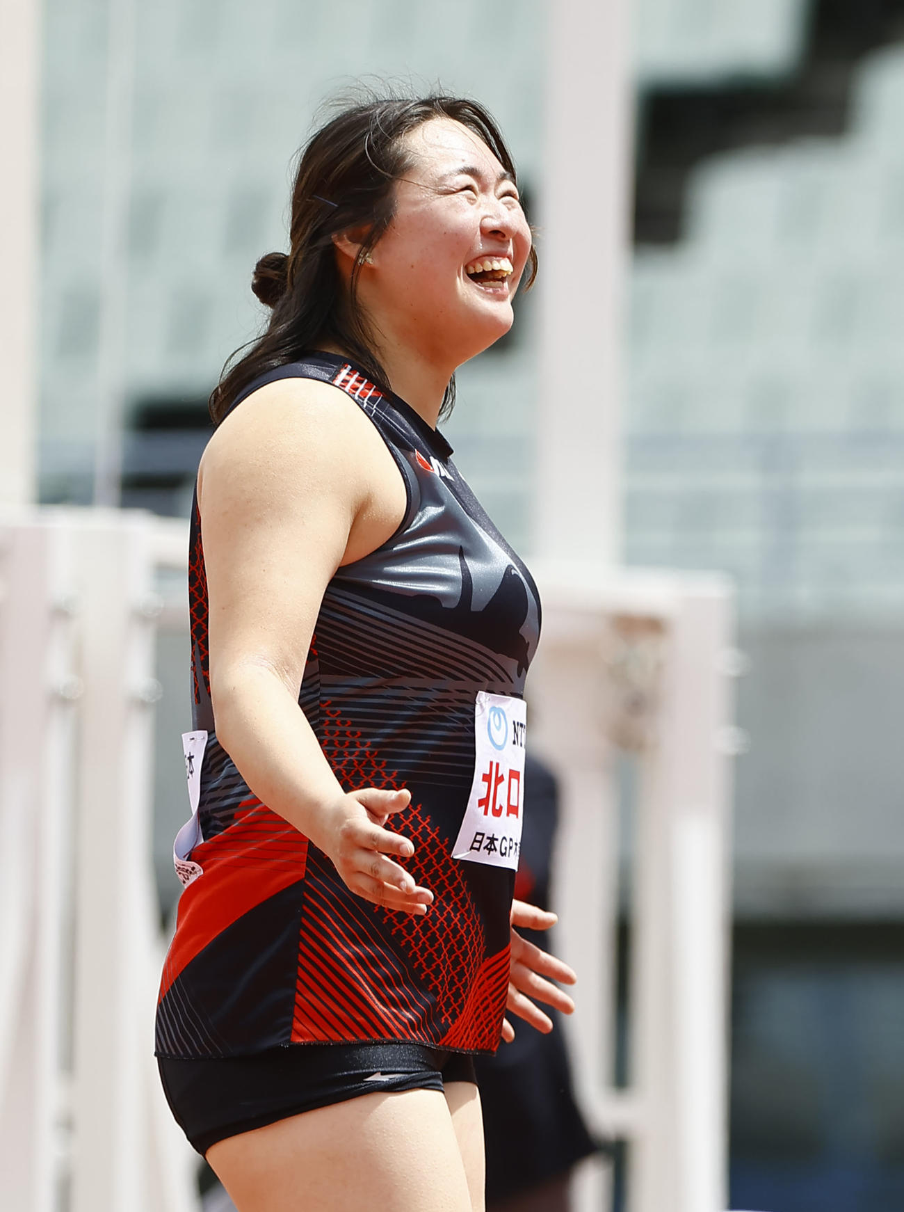 木南道孝記念陸上競技大会　2投目で64メートル43を投げ、笑顔を見せる女子やり投げの北口榛花（撮影・藤尾明華）