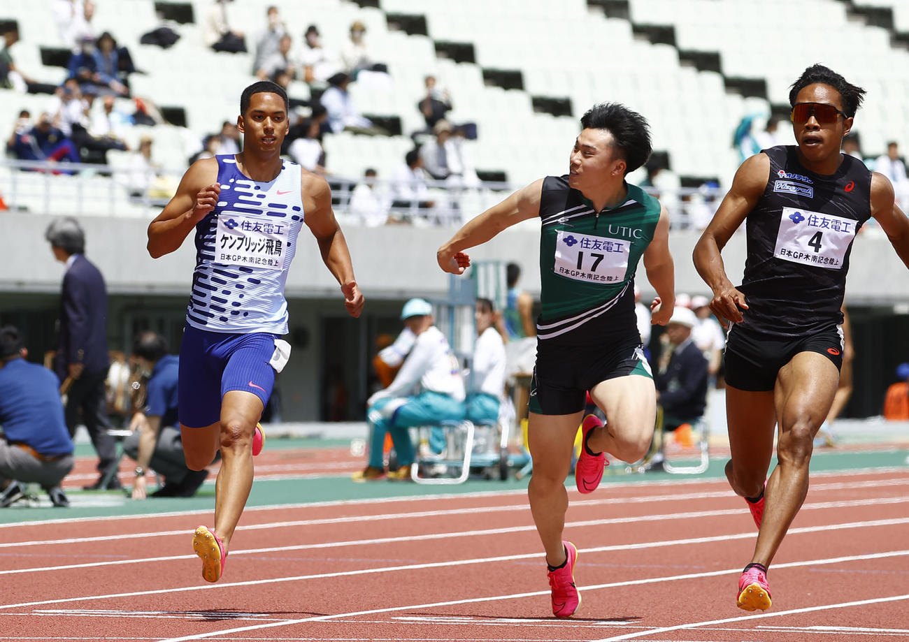 木南道孝記念陸上競技大会　男子100メートル予選　6着で予選敗退したケンブリッジ飛鳥（左）（撮影・藤尾明華）