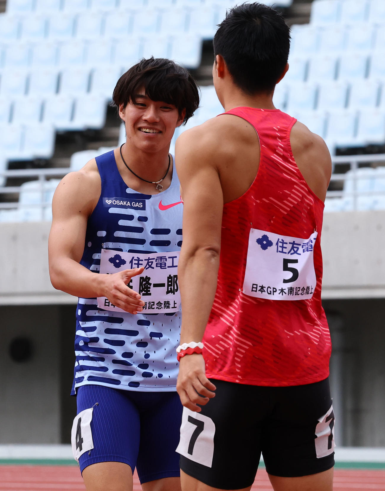 木南道孝記念陸上競技大会　男子100メートル決勝　レースを終え2着の桐生祥秀（右）と握手を交わす坂井隆一郎（撮影・藤尾明華）
