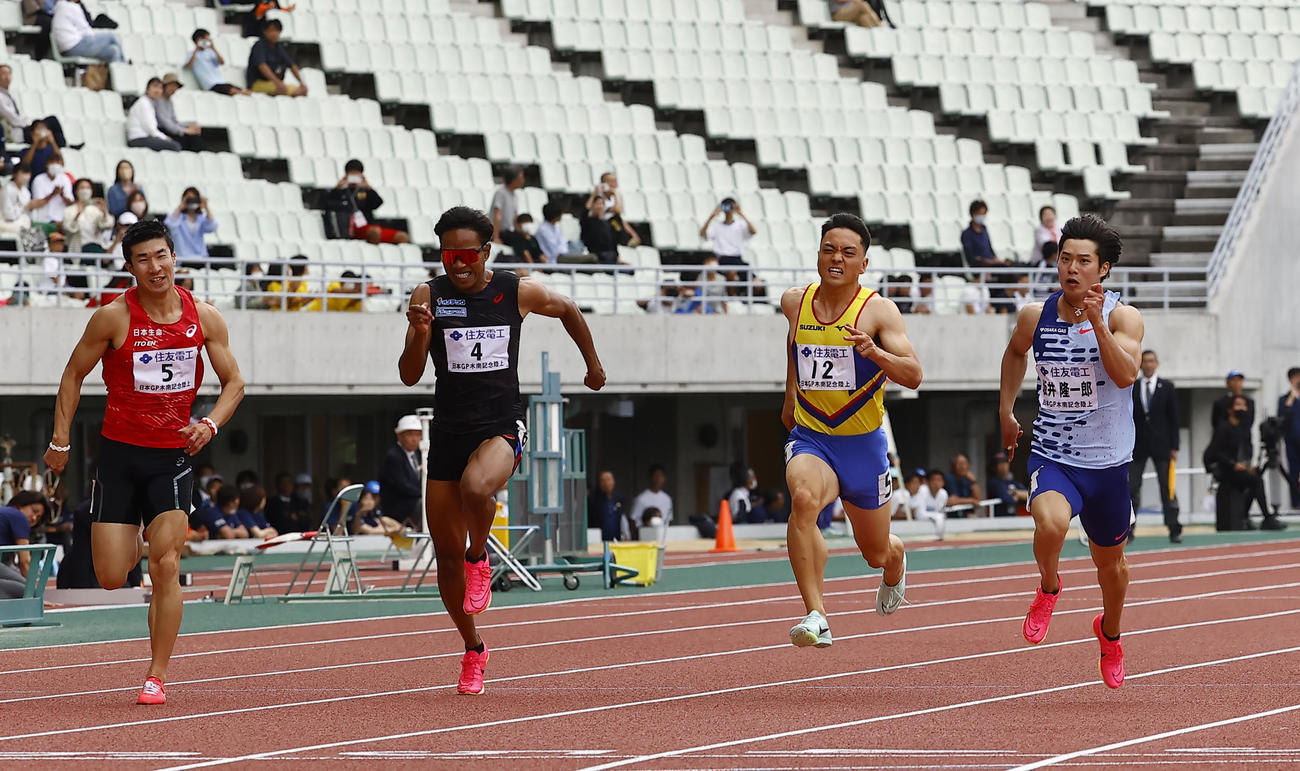 木南道孝記念陸上競技大会　男子100メートル決勝　優勝した坂井隆一郎（右端）と2着の桐生祥秀（左端）（撮影・藤尾明華）