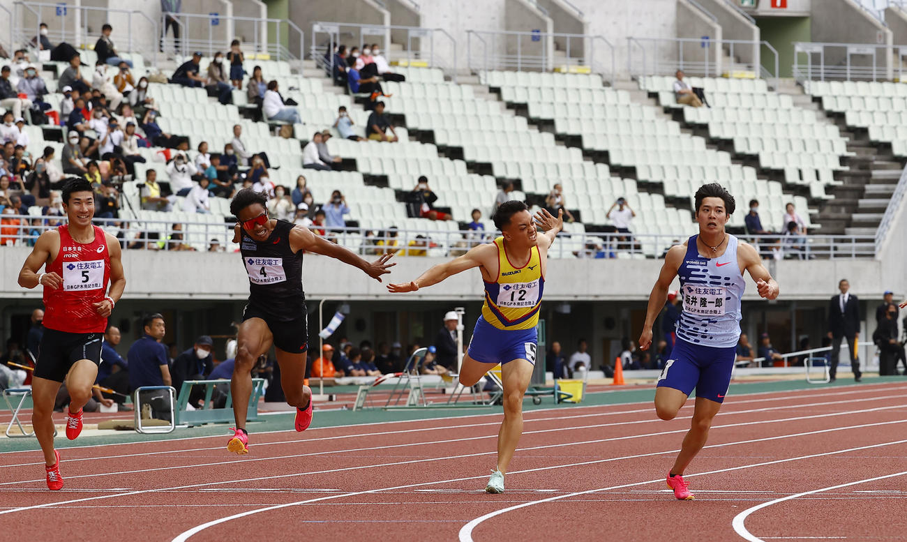 木南道孝記念陸上競技大会　男子100メートル決勝　優勝した坂井隆一郎（右端）と2着の桐生祥秀（左端）（撮影・藤尾明華）