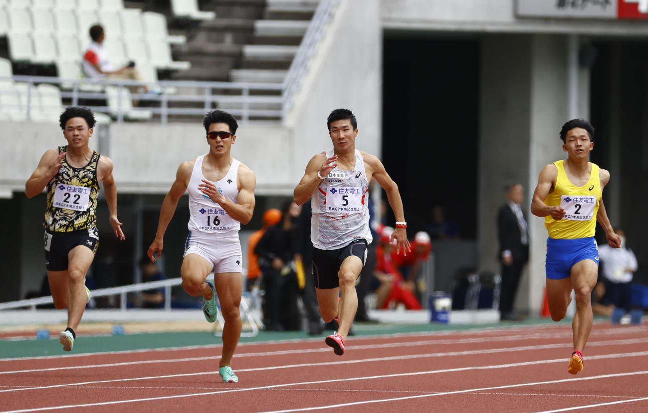 木南道孝記念陸上競技大会　男子100メートル予選　1着で決勝に進んだ桐生祥秀（右から2人目）（撮影・藤尾明華）