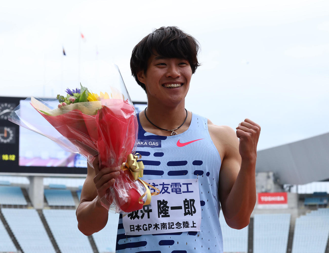 木南道孝記念陸上競技大会　男子100メートル決勝　優勝し笑顔を見せる坂井隆一郎（撮影・藤尾明華）
