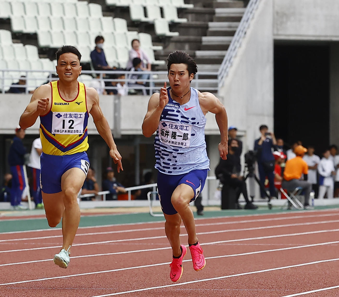木南道孝記念陸上競技大会　男子100メートル決勝　優勝した坂井隆一郎（右）（撮影・藤尾明華）