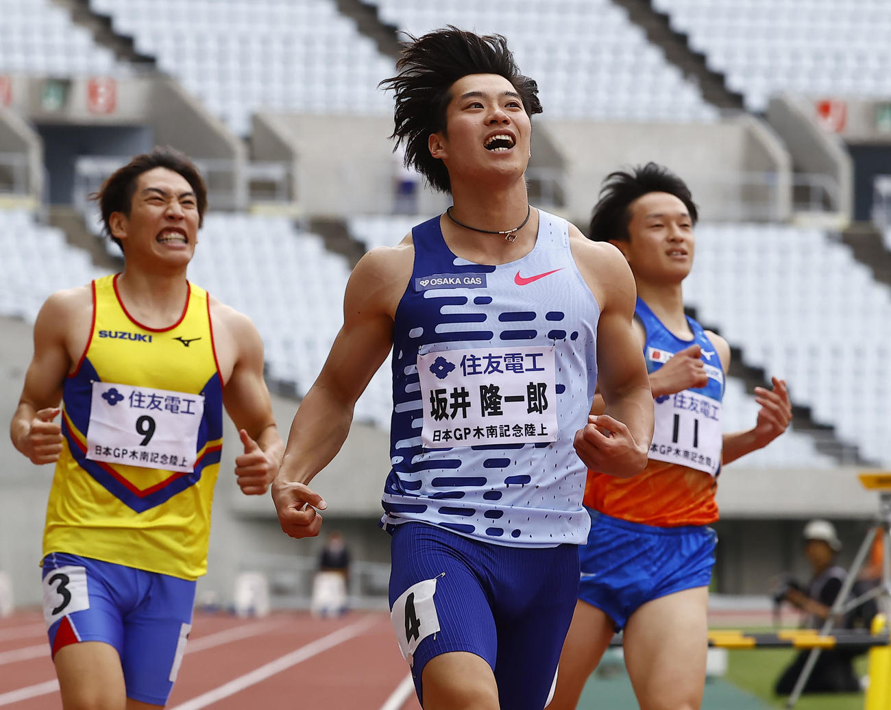 木南道孝記念陸上競技大会　男子100メートル決勝　優勝し喜ぶ坂井隆一郎（左）（撮影・藤尾明華）
