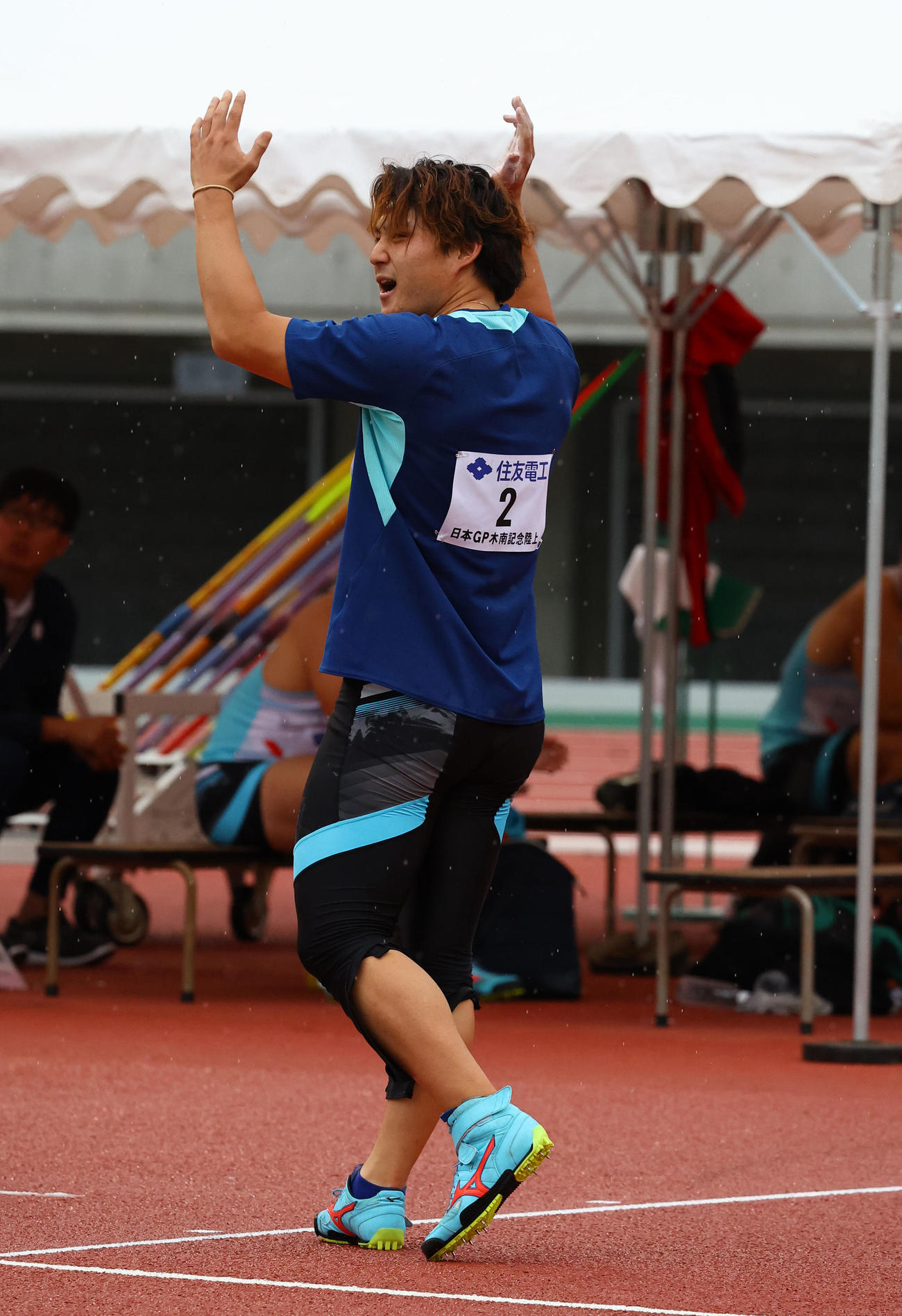 木南道孝記念陸上競技大会　男子やり投げ　6投目を投げ終え両手を掲げる、優勝した優勝した崎山雄太（撮影・藤尾明華）