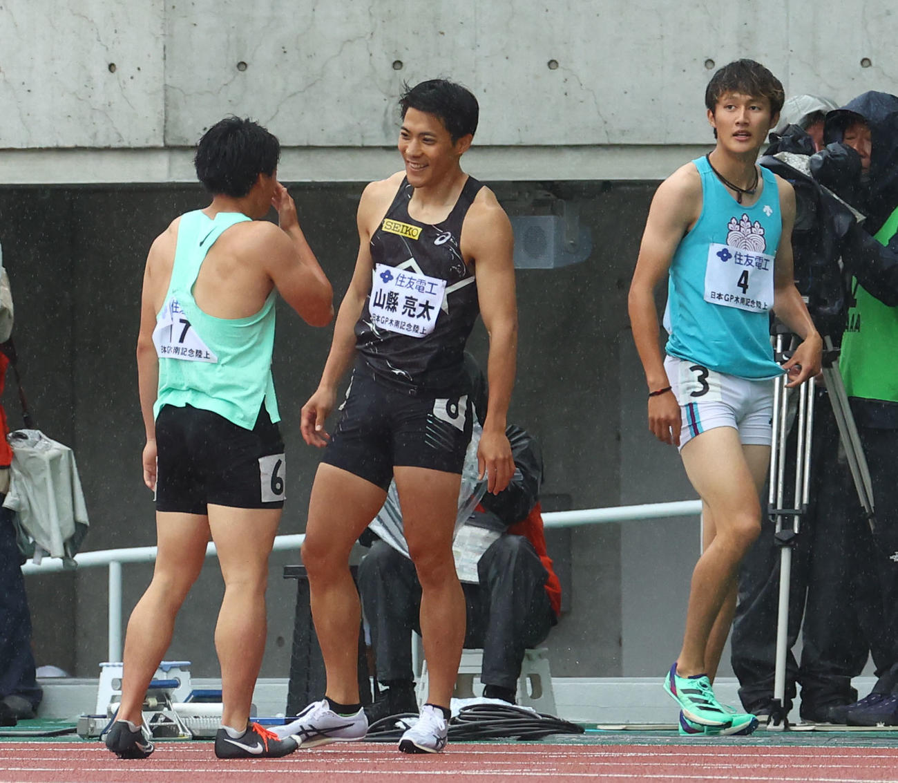 木南道孝記念陸上競技大会　男子200メートル予選　予選敗退した山縣亮太（中央）。右は鵜沢飛羽（撮影・藤尾明華）