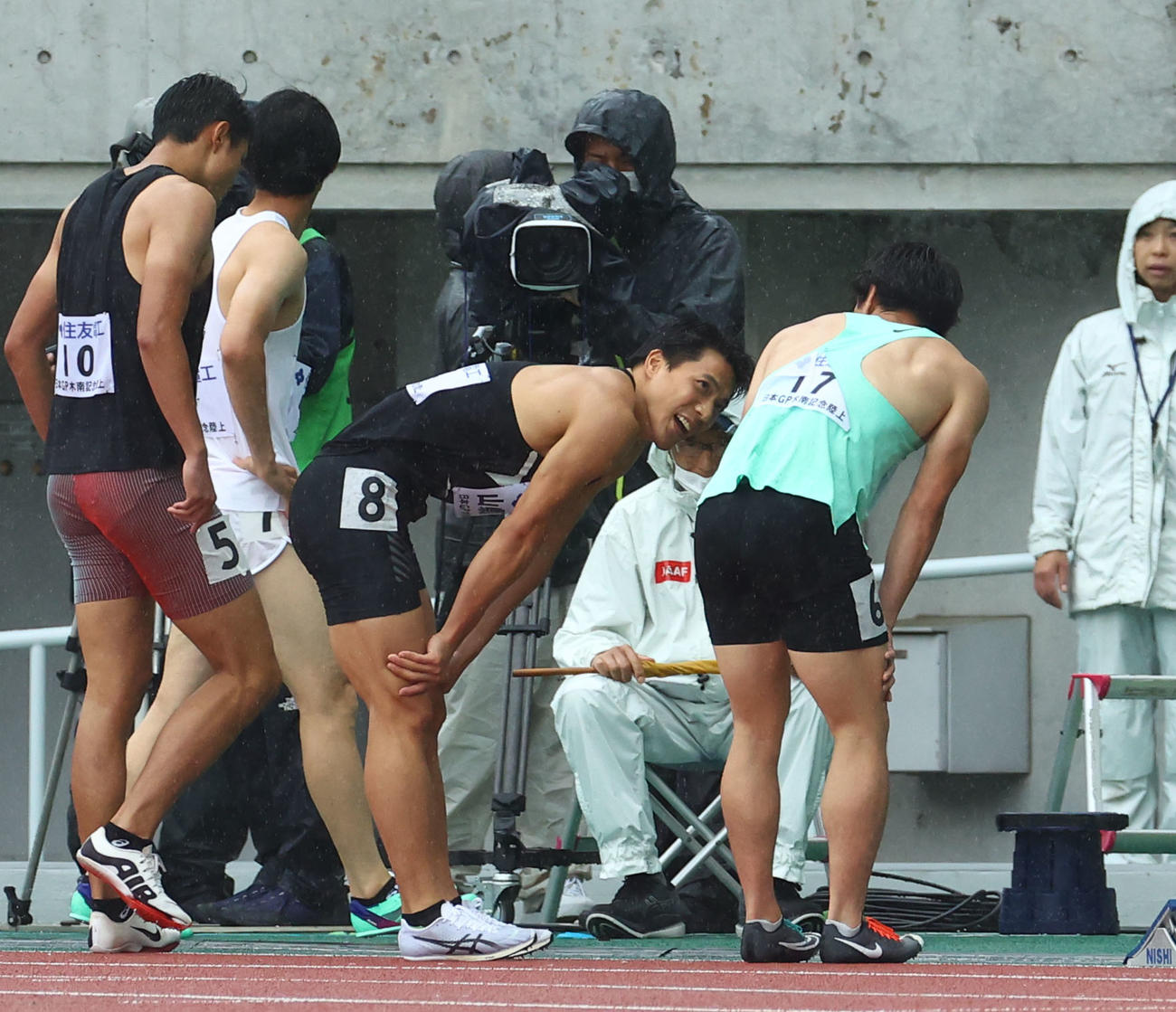 木南道孝記念陸上競技大会　男子200メートル予選　予選敗退した山縣亮太（中央）（撮影・藤尾明華）