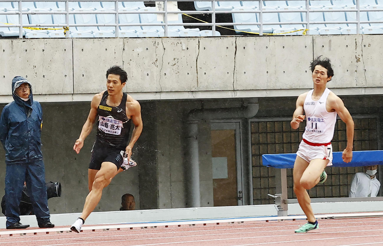 木南道孝記念陸上競技大会　男子200メートル予選　予選敗退した山縣亮太（左）（撮影・藤尾明華）