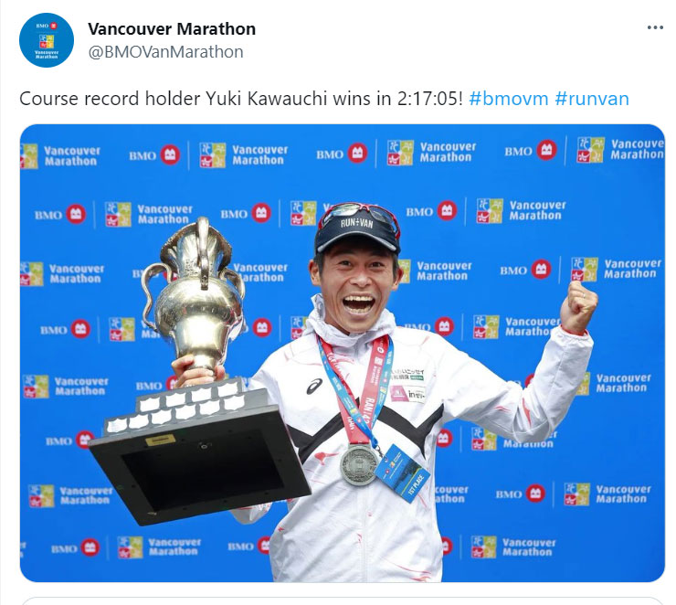 優勝トロフィーを手にガッツポーズを披露する川内優輝（バンクーバー・マラソンのツイッターから）