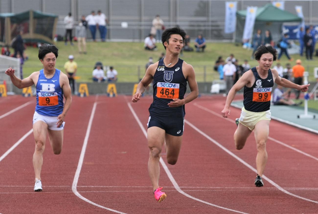 陸上関東インカレ男子1部100メートル予選　10秒15で準決勝進出を決めた東洋大・柳田（中央）（撮影・藤塚大輔）