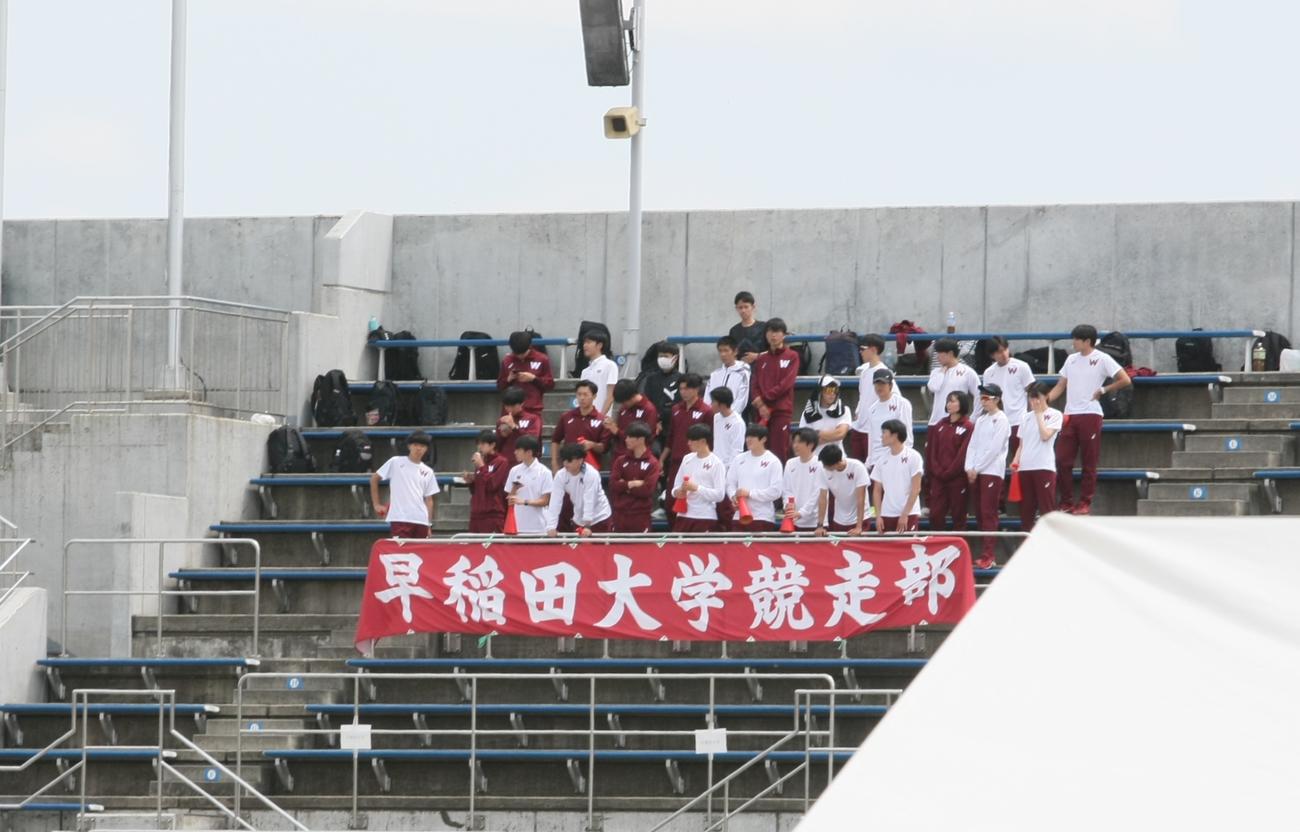 陸上関東インカレ　4年ぶりに集団応援が解禁となり、スタンドでチームメートを応援する早大のメンバー（撮影・藤塚大輔）