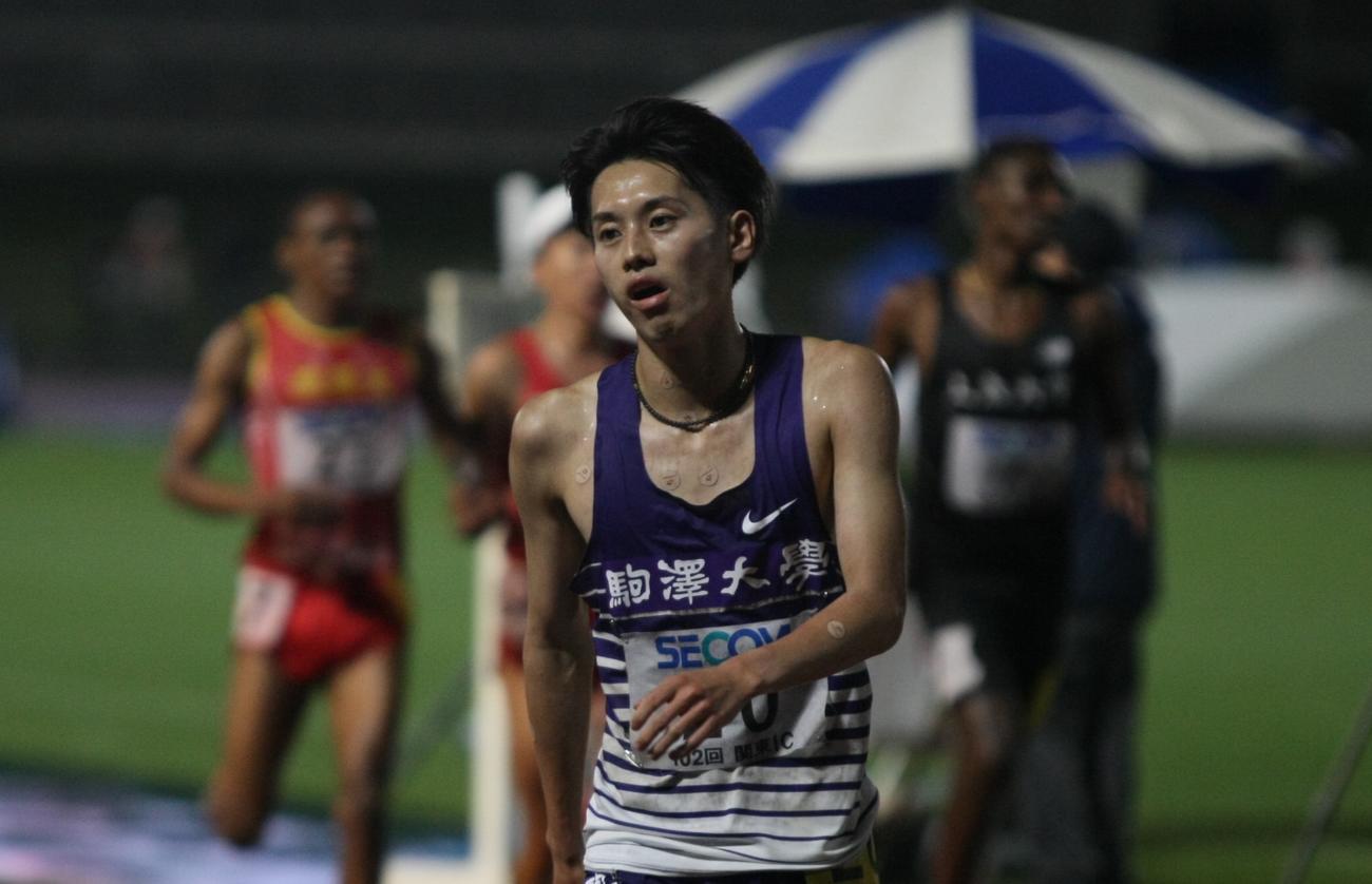 陸上関東インカレ男子2部1万メートル2組　日本人トップの4位でゴールした駒大・唐澤（撮影・藤塚大輔）