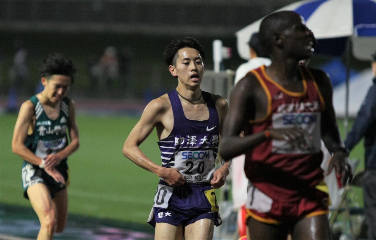 陸上関東インカレ男子2部1万メートル2組　日本人トップの4位でゴールした駒大・唐澤（撮影・藤塚大輔）