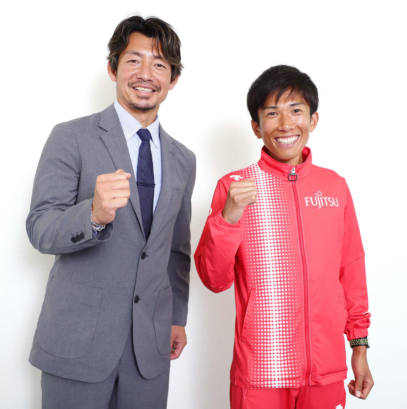 対談を終え、笑顔を見せる鳥谷氏（左）とマラソン日本記録保持者の鈴木（2023年4月24日撮影）